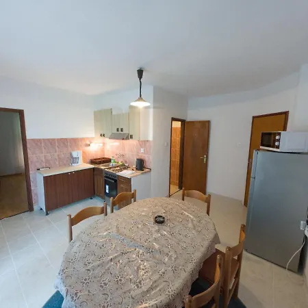 Ivanka Ap A Sa Grijanim Bazenom I Besplatnim Parkingom *