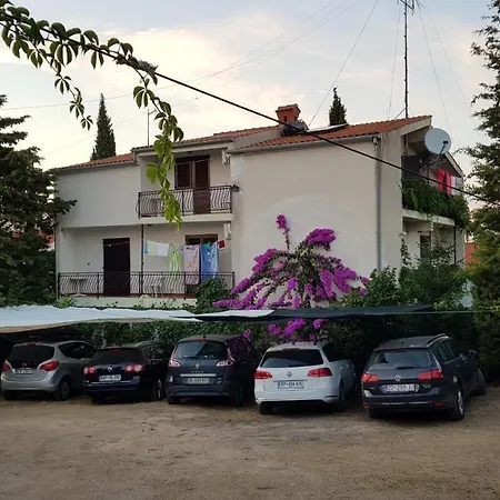 Ivanka Ap A Sa Grijanim Bazenom I Besplatnim Parkingom Apartamento Murter