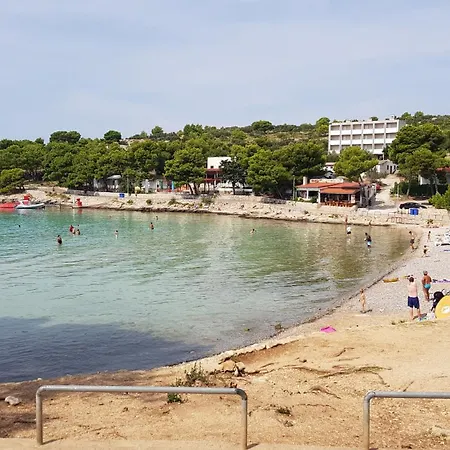 Ivanka Ap A Sa Grijanim Bazenom I Besplatnim Parkingom * Murter