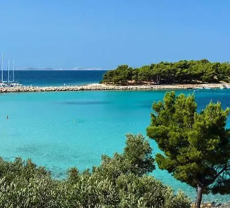 Ivanka Ap A Sa Grijanim Bazenom I Besplatnim Parkingom *