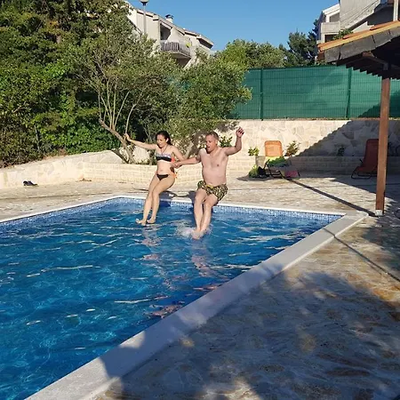 Ivanka Ap A Sa Grijanim Bazenom I Besplatnim Parkingom * 무르테르