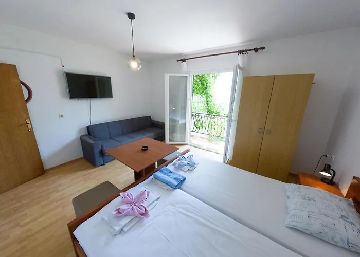 Ivanka Ap A Sa Grijanim Bazenom I Besplatnim Parkingom