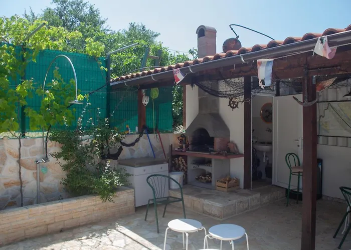 Ivanka Ap A Sa Grijanim Bazenom I Besplatnim Parkingom Apartamento *