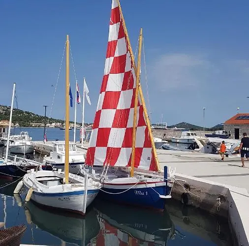 Ivanka Ap A Sa Grijanim Bazenom I Besplatnim Parkingom *