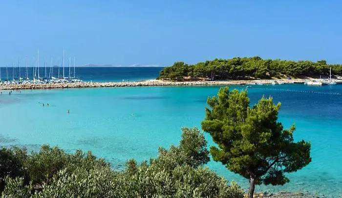 Ivanka Ap A Sa Grijanim Bazenom I Besplatnim Parkingom *