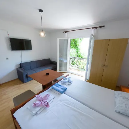 Ivanka Ap A Sa Grijanim Bazenom I Besplatnim Parkingom