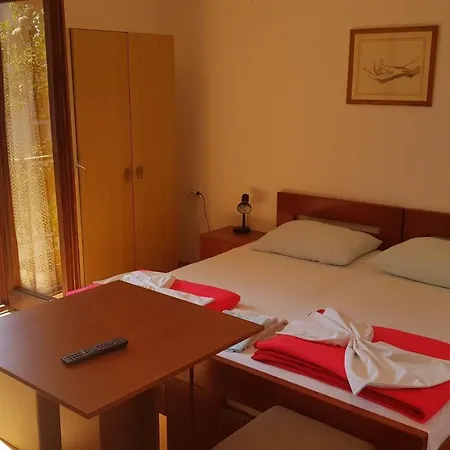 Ivanka Ap A Sa Grijanim Bazenom I Besplatnim Parkingom *