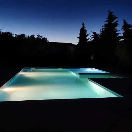 Ivanka Ap A Sa Grijanim Bazenom I Besplatnim Parkingom 穆泰尔岛