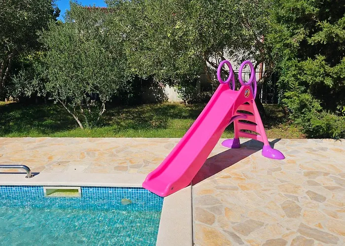 Ivanka Ap A Sa Grijanim Bazenom I Besplatnim Parkingom Apartman